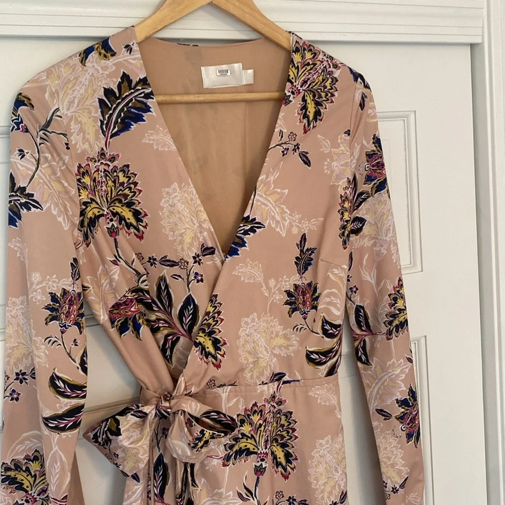 Long sleeve Maxi dress with beautiful floral pattern. - Picture 2 of 5